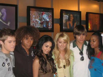   Ashley Tisdale + Van.. Cinema, tv - 